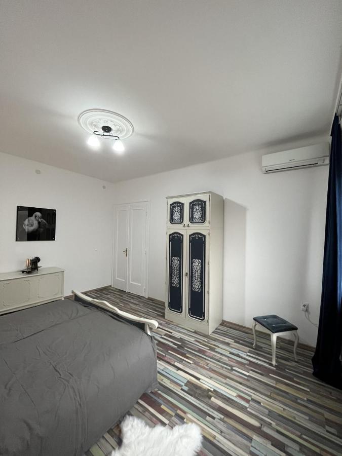 Center Retro Apartment Ni Exterior foto